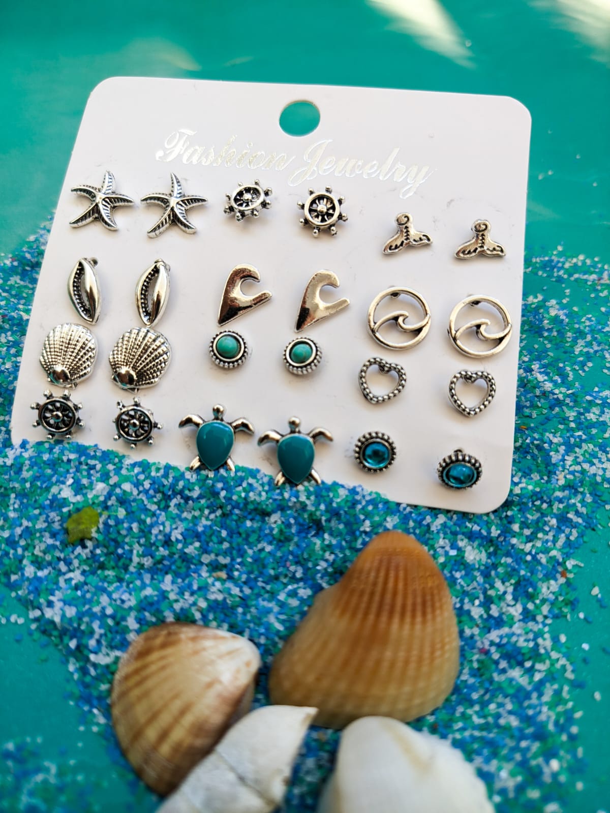 Um toque de verão em cada movimento!
Com design delicado e tropical, nossos brincos são perfeitos para iluminar seu visual. Do nascer ao pôr do sol, eles acompanham seus momentos mais leves e cheios de cor. 🌺🌞